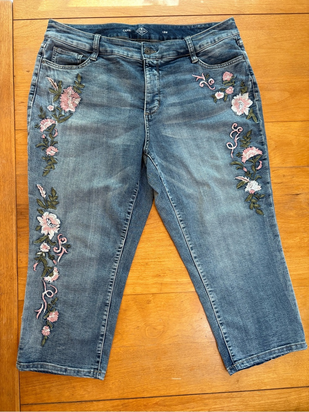 St John’s Bay Capri Jeans 18W Floral Embroidered Denim Boho Statement Pants